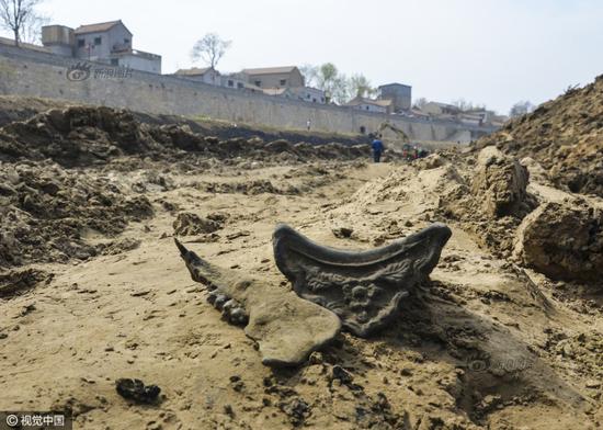 3月31日，中国大运河河南滑县段（现称卫河）断流清淤，文物收藏爱好者秦大爷挖出的瓦当和野猪骨头。秦大爷介绍说，这个瓦当是明代的。这个长有獠牙的野猪骨头也是明代的。先民在河流附近抓到野猪，然后在岸边烧肉吃后扔掉的。