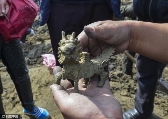 2016年3月31日，中国大运河河南滑县段（现称卫河）断流清淤，文物收藏爱好者在挖宝现场买到的铜麒麟。