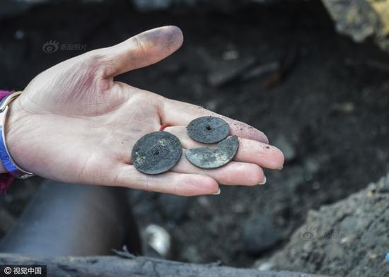 3月31日，中国大运河河南滑县段（现称卫河）卫河断流清淤，村民展示在河底挖出的乾隆通宝铜钱，背面是纹饰/满文。