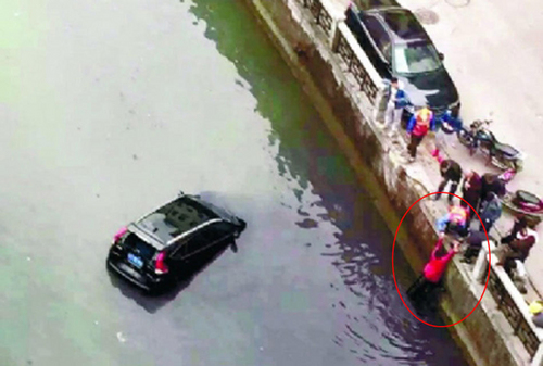 女司机将车倒河里