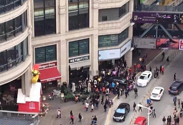 点击图片翻到下一页>> 误踩油门致车失控 女司机把女路人腿部撞折