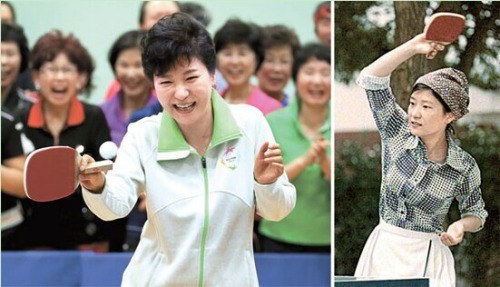 右为朴槿惠年轻时在家庭聚会时打乒乓球。 点击进入下一页