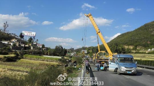 昆楚高速一旅游大巴翻车3人死亡