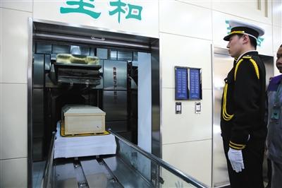 八宝山遗体整容师:为天津事故遗体整容300小时