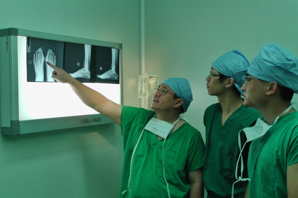 温建民(左)在教学 温建民(左)在教学