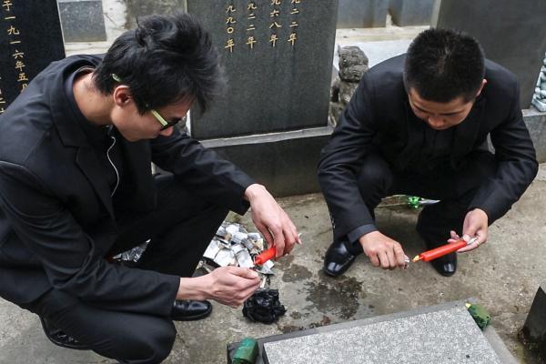 代扫墓者拒绝代哭代跪 代扫墓者拒绝代哭代跪