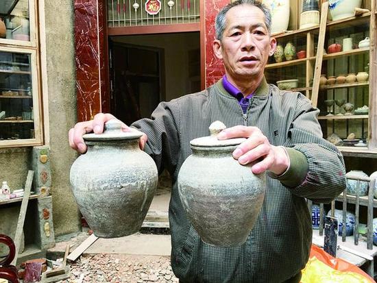 楚天都市报讯 图为:陈高潮向记者展示自己的藏品