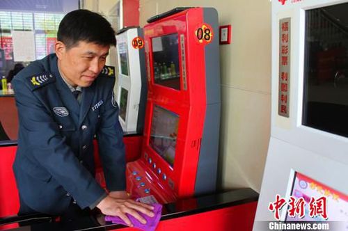 河北“保安哥”路拾18万现金狂奔500米追还失主(图)