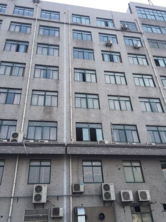 女大学生与两学弟开房后坠亡 女大学生与两学弟开房后坠亡