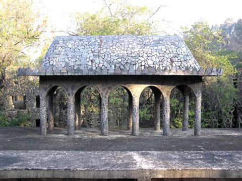 垃圾再利用创意点子：回收废品户外艺术走廊