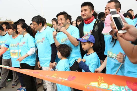 邹市明父子助力慈善跑，胖轩能吃能跑被封最萌跑者。