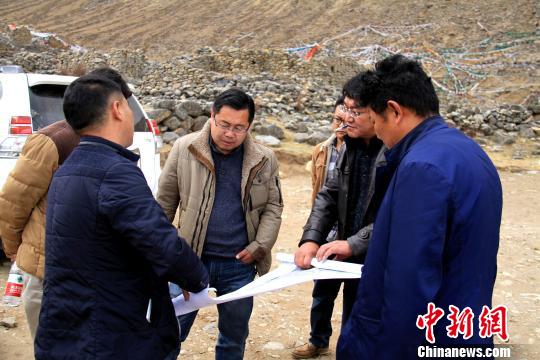 直龙寺为拉萨市最大的苯教寺庙，始建于1088年，迄今已有900多年的历史，该市已启动直龙寺遗址的考古研究工作。图为西藏自治区和拉萨市文物部门在直龙寺遗址勘测考察?！」鄙＠?摄