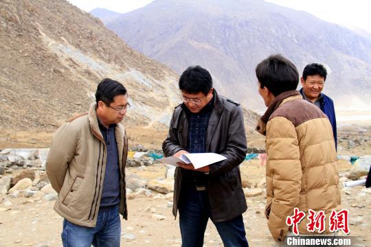 直龙寺为拉萨市最大的苯教寺庙，始建于1088年，迄今已有900多年的历史，该市已启动直龙寺遗址的考古研究工作。图为西藏自治区和拉萨市文物部门在直龙寺遗址勘测考察?！」鄙＠?摄