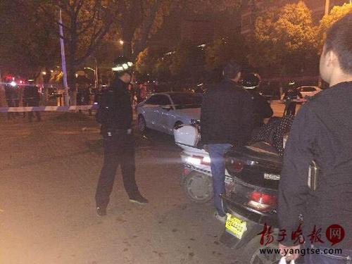 母子被挟持遭劫匪刀刺胸口 民警果断开枪制服