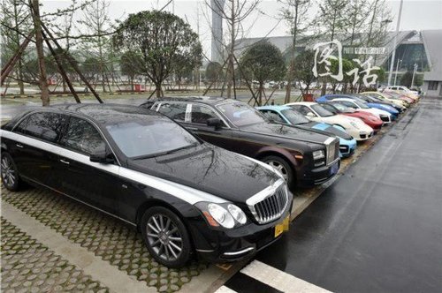 4月6日中午，25辆豪车云集双流机场T2航站楼停车场。
