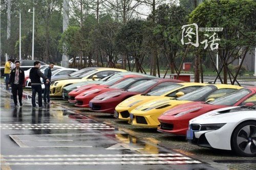 一位市民甚至认出了其中一辆价值近千万的迈巴赫豪车疑是马云来成都坐过。