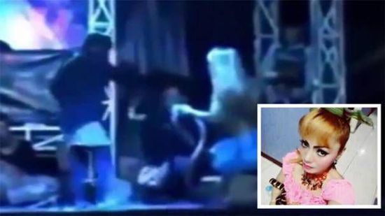 女歌手表演时被眼镜蛇咬伤