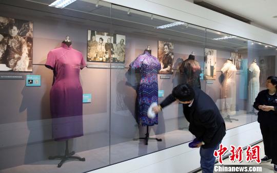 工作人员正在精心布展 潘索菲 摄 工作人员正在精心布展 潘索菲 摄