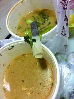 麻辣烫里吃出锈刀片 店家:操作失误