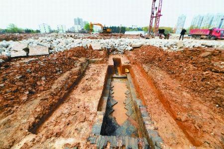 昨天，幕府南路一工地上发现古墓。据考古人员分析，该墓系典型的南朝墓室，分为甬道、前室、后室等，但规模较小，砖头纹饰较简单。目前仍在发掘，不排除旁边有其他墓穴的可能。本报记者 冯芃摄