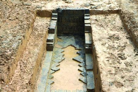 该墓系典型的六朝墓室，分为甬道、前室、后室等。金陵晚报记者 段仁虎 摄