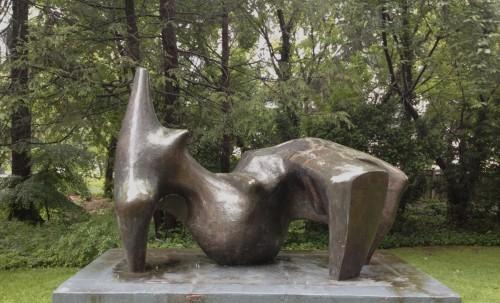 亨利·摩尔，《侧卧的人》（Reclining Figure）.jpg