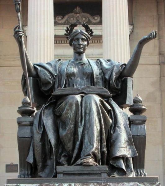 哥伦比亚大学校园里的丹尼尔?切斯特?法兰奇作品《Alma Mater 》，1903-04.jpg