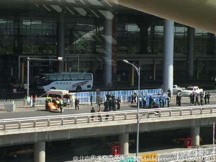 在首都机场跳桥男子经抢救无效死亡（图）