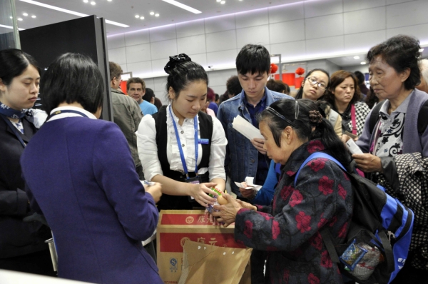 新华社照片，成都，2016年4月10日
    成都双流机场遭大雾万名旅客受困
    4月10日，工作人员在成都双流国际机场为滞留旅客提供餐食。
    当日，四川成都双流国际机场遭遇大雾，造成逾百个航班延误，上万旅客受困。
    新华社发（吕俊明 摄）