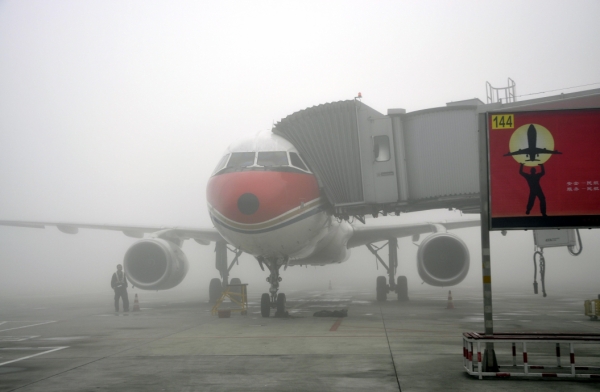 新华社照片，成都，2016年4月10日
    成都双流机场遭大雾万名旅客受困
    4月10日拍摄的大雾笼罩下的成都双流国际机场?；骸?    当日，四川成都双流国际机场遭遇大雾，造成逾百个航班延误，上万旅客受困。
    新华社发（吕俊明 摄）