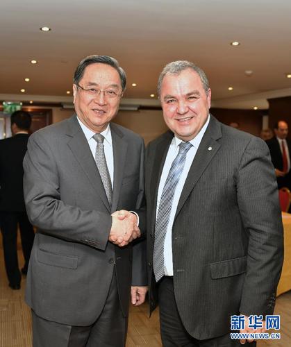 4月10日，全国政协主席俞正声在前往非洲三国进行正式友好访问途中过境马耳他，在瓦莱塔会见马耳他议长法鲁贾。 新华社记者 高洁 摄