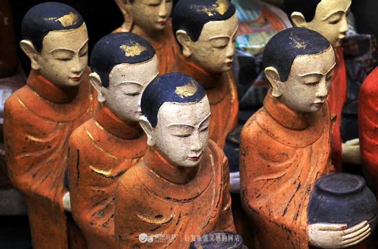 洛武里时代佛像：佛面方、佛眉直、下巴平、胸前袈裟作横截式。