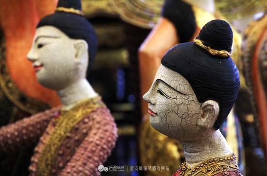 素可泰佛像：佛面作鹅蛋形，佛眉弯、佛口微开、螺状佛发小、佛光作火焰状、佛腰细、袈裟长至佛脐、作单盘式结跏跌