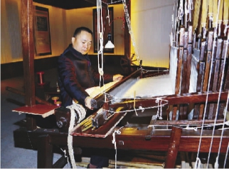 吴建华在传统木织机前 吴建华在传统木织机前