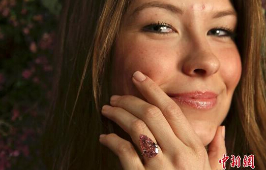 历史上最大梨形粉钻将被拍卖2 历史上最大梨形粉钻将被拍卖2