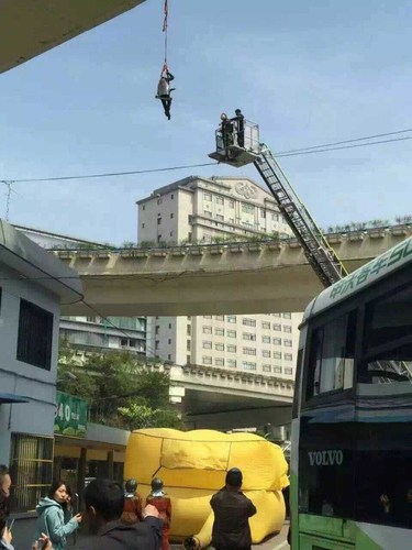 2016年4月11日，从上海市公安局静安分局官方微博获悉，11日9时40分许，静安公安分局接110报警称：在共和新路、中山北路路口高架东南侧，一男子用绳索将自己悬挂在高架桥下。接报后，派出所、消防到场处置，目前，该男子已被救下。