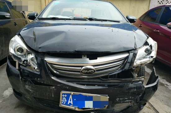 南京女子疑丈夫与闺蜜有染 开车猛撞其轿车