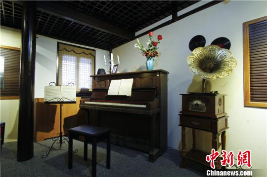 复原后的内史第，重建了前两进宅院和沿街房，恢复了沈树镛时代的框架。其中不但复建了宋氏家族做礼拜的“福音堂”、胡适母子居住的厢房，还集中展示了黄炎培出生的房间、中国交响乐之父黄自曾用过的钢琴等珍贵史料，主体加配套设施面积增至3000多平方米?！」俜? style=