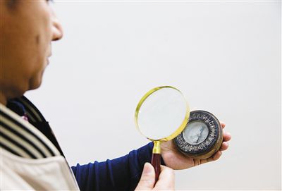 省博工作人员在查看一件罗盘。