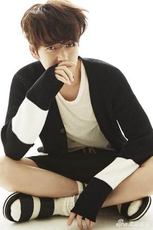 朴海镇穿黑色毛衣