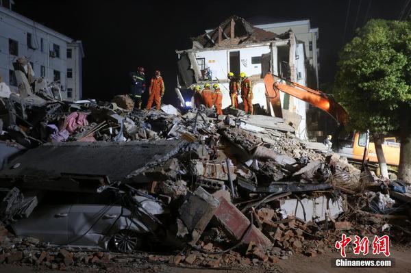 上海松江佘山一幢3层房屋坍塌 救援人员全力搜救