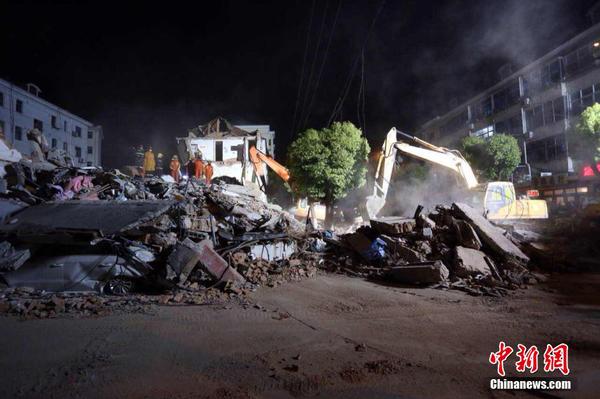 上海松江佘山一幢3层房屋坍塌 救援人员全力搜救1