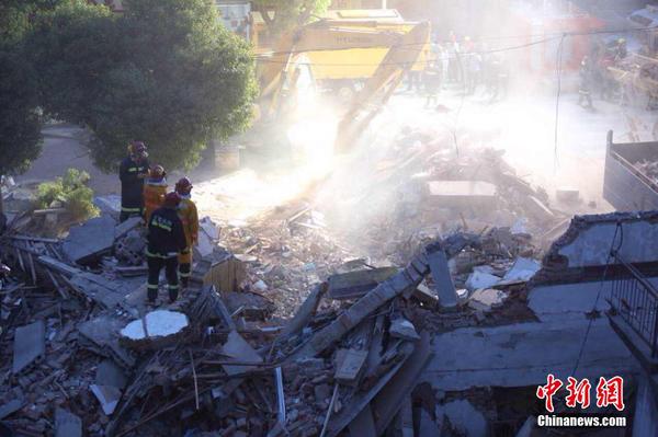 上海松江佘山一幢3层房屋坍塌 救援人员全力搜救6