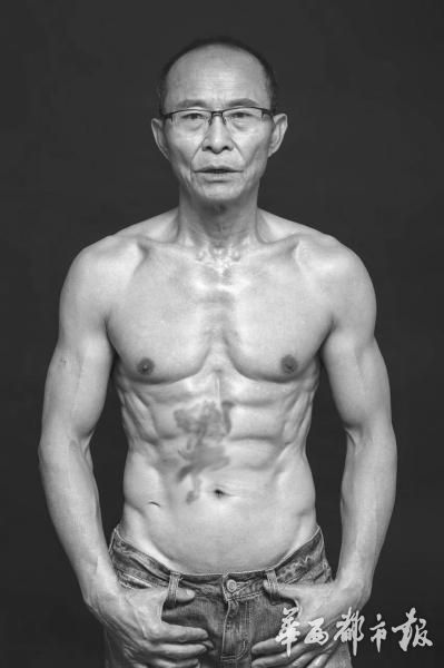 梁钰祥秀八块腹肌。