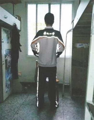 学生穿着的反光校服。图据网友