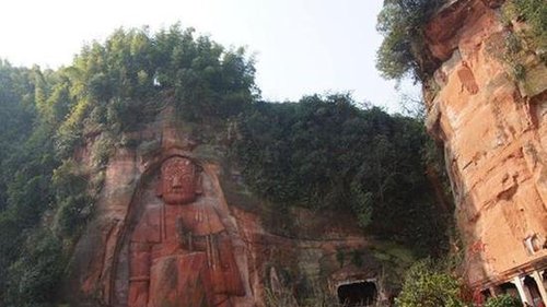 在宜宾市屏山县龙华镇八仙上，有一尊高达32米的立佛，被称为龙华八仙山大佛。近日，屏山县人民政府及文保部门表示，为了更好地保护龙华大佛，希望通过成都商报面向社会征集大佛身世的解答，以期解开龙华大佛身世之谜。