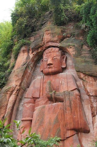 自从阿富汗巴米扬大佛被塔利班武装炸毁后，这座偏居川南深山悬崖之上的大佛，成为目前世界第一大立佛。