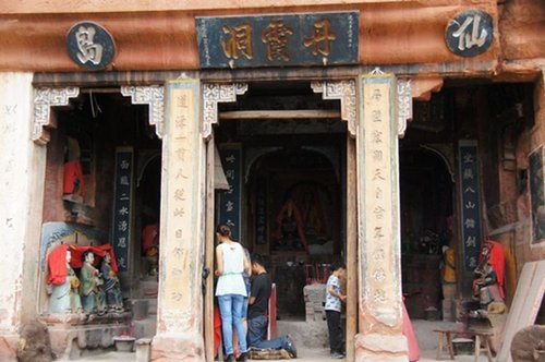 　但为何凿刻、何人凿刻，至今没有找到相关文献资料，这也让大佛的身世至今成谜。