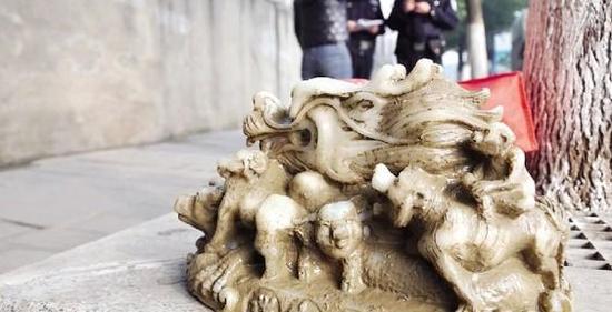 好多天桥上、街道上都有卖这个的，子正君有认识的朋友还真买过。