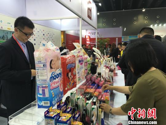 图为2016中国国际电子商务博览会现场?！±罴掩S 摄